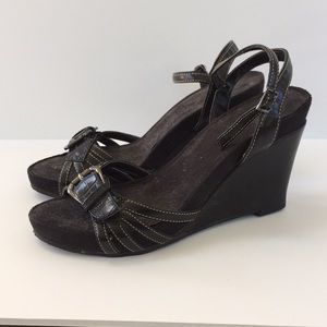 Black bucket wedges